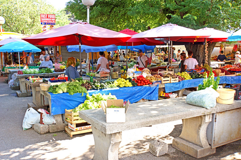 Soubor:Croatia-01142-Market of Trogir-Time to head for Split-DJFlickr.jpg