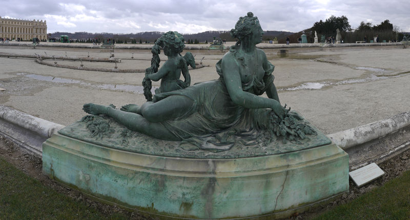 Soubor:Nymphe et Amour tenant une guirlande - Statues du Parterre d'Eau - Château de Versailles - P1050390-P1050394.jpg