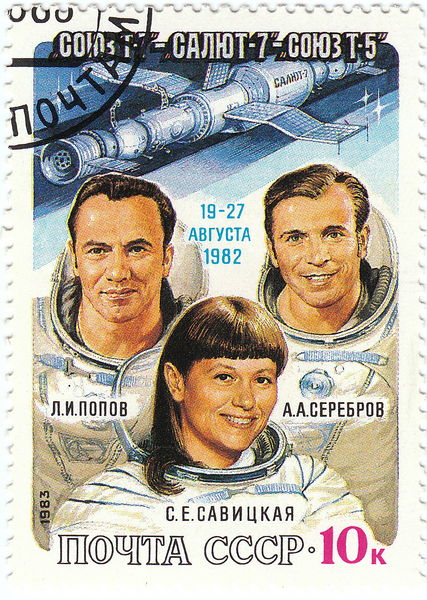 Soubor:USSR Stamp 1983 SouzT7 Salyut7 SouzT5 Cosmonauts.jpg