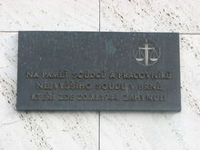 Pamětní deska se znakem vah s mečem a textem „Na paměť soudců a pracovníků Nejvyššího soudu v Brně, kteří zde 20. XI. 1944 zahynuli“