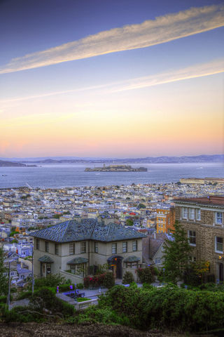Západ Slunce nad San Francisco Bay a ostrovem Alcatraz (HDR)