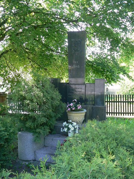 Soubor:Tupadly-pomnik-05-05-1945.JPG