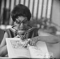 Josephine Baker in Kasteel Les Milandes J B met boek, Bestanddeelnr 912-6496.jpg