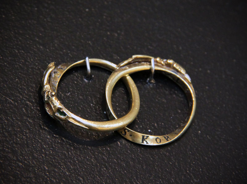 Soubor:Double wedding ring Transylvania 1600-Flickr.jpg