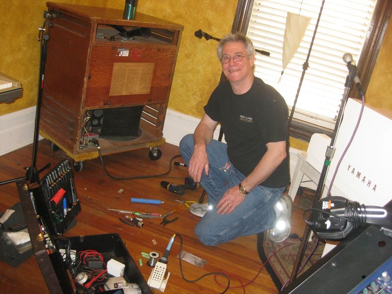 Soubor:Maintaining the Leslie cabinet.jpg