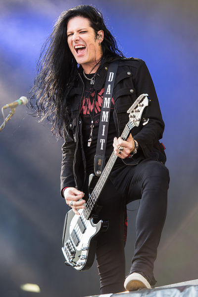 Soubor:2015 RiP Slash feat Myles Kennedy and the Conspirators - Todd Kerns by 2eight - 8SC2561.jpg