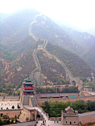 Velká čínská zeď v průsmyku je dlouhá 20 kilometrů.