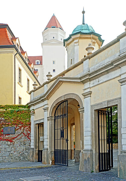 Soubor:Slovakia-03060 - Bratislava Castle Gate-DJFlickr.jpg