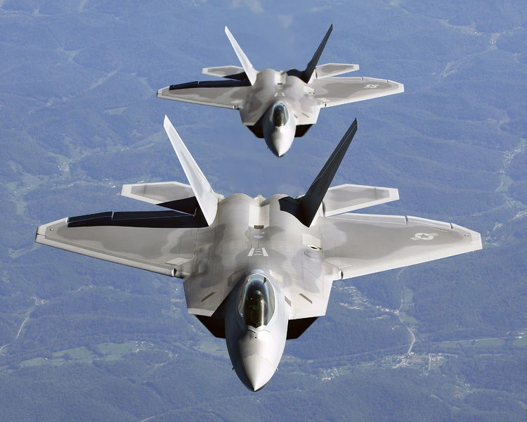 Soubor:Two F-22A Raptor in column flight - (Noise reduced).jpg