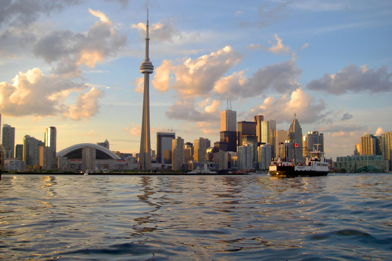 Soubor:Skyline of Toronto viewed from Harbour.jpg