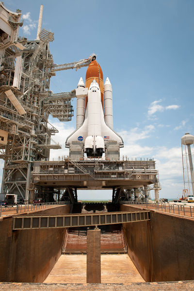 Soubor:Space Shuttle Endeavour STS134 (20110515HQ).jpg