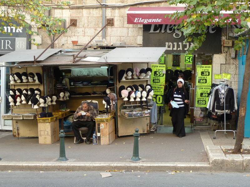 Soubor:Jerusalem Mea Shearim street shop Elegante.JPG