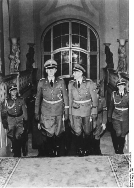 Soubor:Bundesarchiv Bild 146-1972-039-26, Reinhard Heydrich im Prager Schloß.jpg