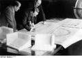 Bundesarchiv Bild 146-1971-016-31, Albert Speer, Adolf Hitler, Architekt Ruff.jpg