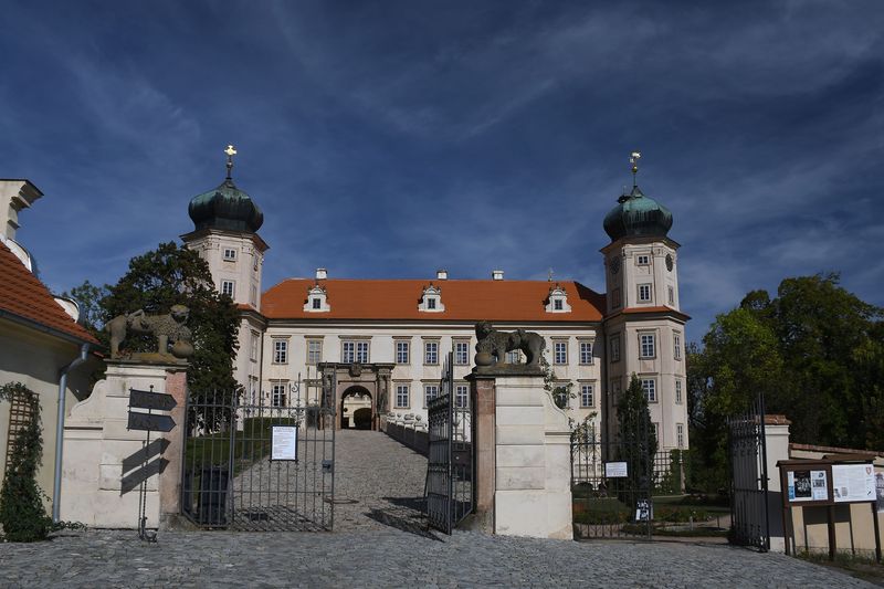 Soubor:Schloss Mníšek pod Brdy (Mnischek)-September-1-2018-Flickr.jpg