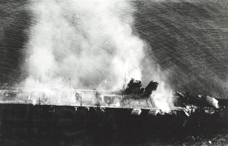 Soubor:Japanese aircraft carrier Hiryu burning on 5 June 1942 (NH 73064).jpg