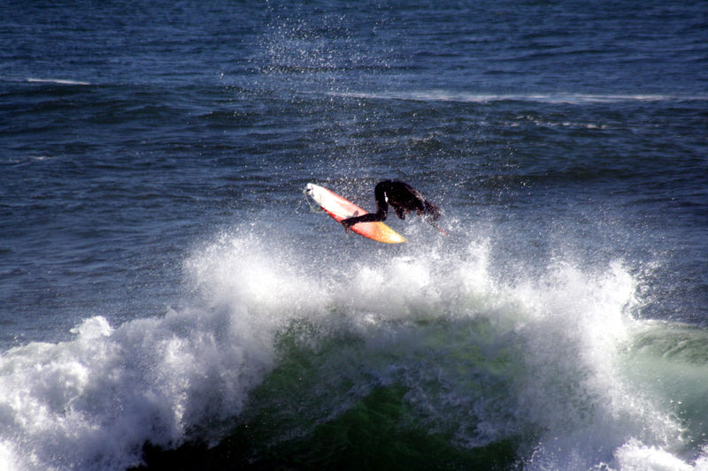 Soubor:Surfer above the wave.jpg