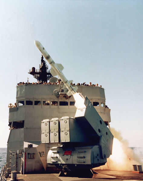 Soubor:USS Badger (FF-1071) Launching Harpoon.jpg