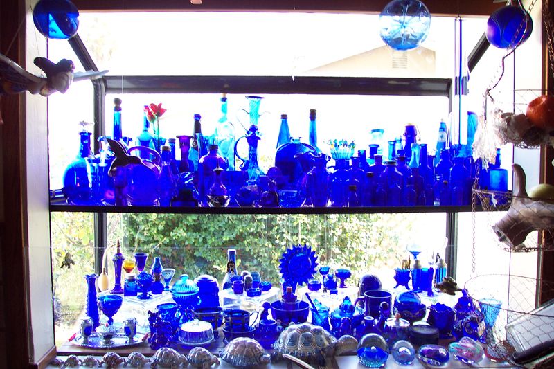 Soubor:Day 012 Cobalt Blue Glass Bottles.jpg