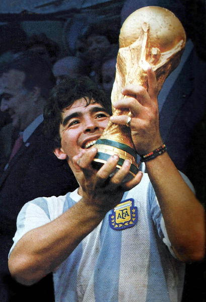 Soubor:Maradona-Mundial 86 con la copa.JPG