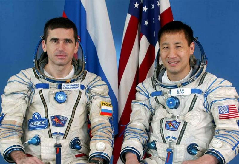 Soubor:Soyuz TMA-2 Crew.jpg