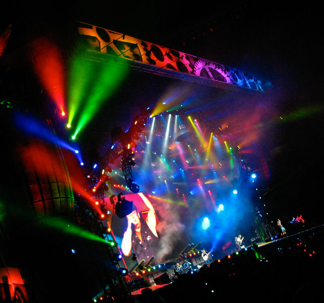 Soubor:AC DC Concert Stage (Montreal) Colorful Lights-Flickr.jpg