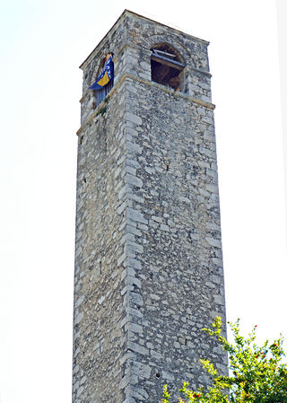 Hodinová věž v bosenské obci Počitelj.