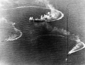 Japonská letadlová loď Zuikaku a dva torpédoborce během náletu 20. června