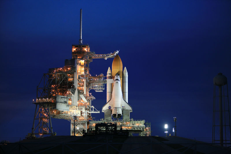 Soubor:STS-125 RSS Retract LA1.jpg