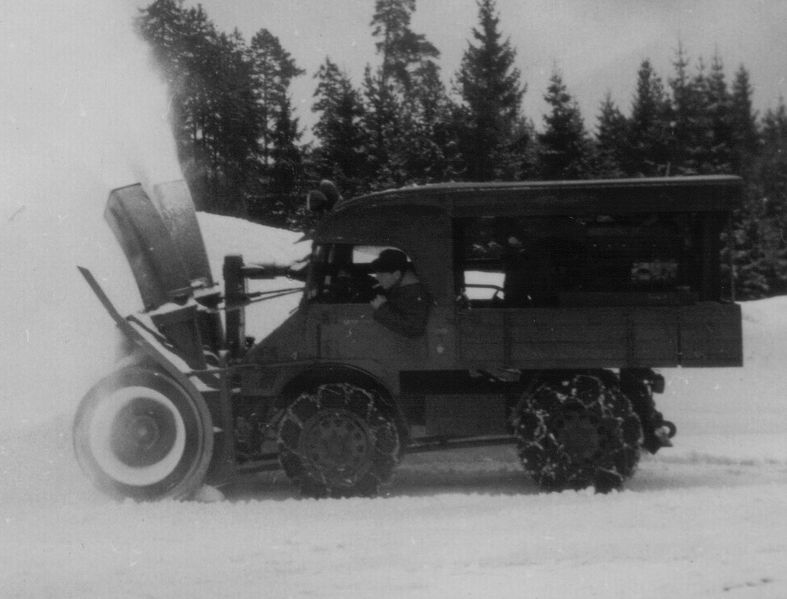 Soubor:Unimog mit Schneefräse um 1955.jpg