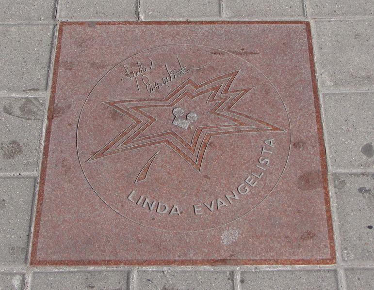 Soubor:Linda Evangelista star on Walk of Fame.jpg