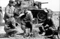 Bundesarchiv Bild 101I-783-0150-20, Nordafrika, Offiziere bei Besprechung, Panzer.jpg