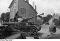 Bundesarchiv Bild 101III-Zschaeckel-167-22, Frankreich, Panzer bei Fahrt durch eine Ortschaft.jpg