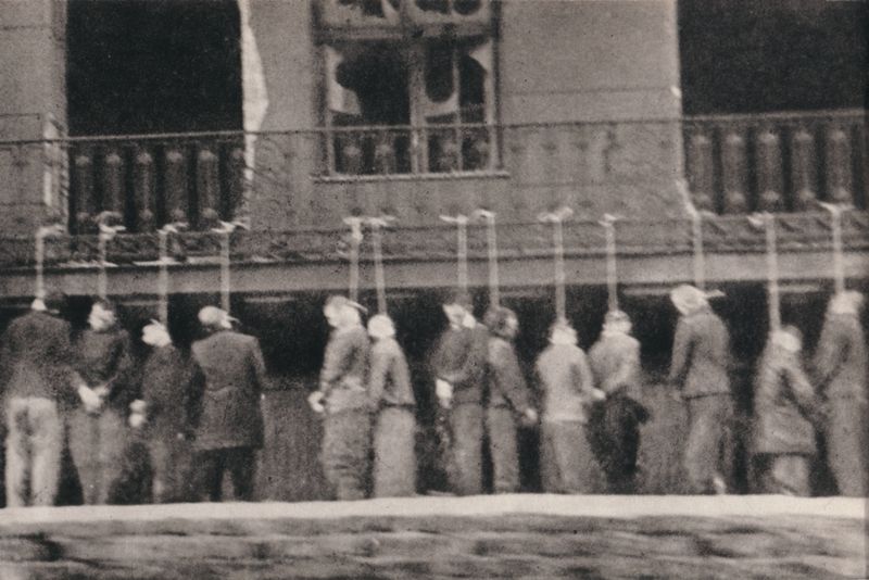 Soubor:Poles, inmates of Pawiak prison, hanged by Germans in Leszno Street , Warsaw February 11th 1944.jpg