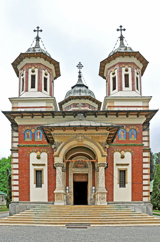 Klášter Sinaia v horském údolí řeky Prahova byl založen roku 1695.