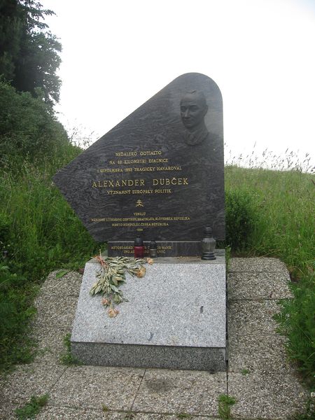 Soubor:Alexander Dubček, památník poblíž místa nehody.jpg