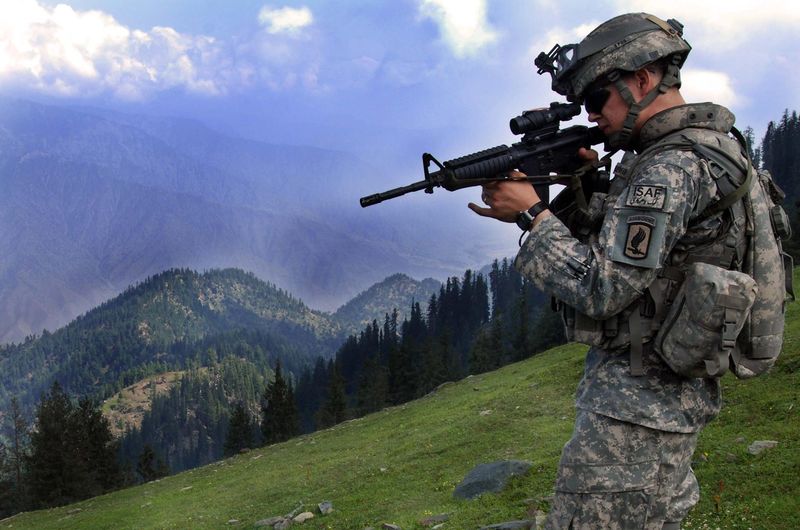 Soubor:ISAF soldier looking for enemy positions in Kunar Province of Afghanistan.jpg