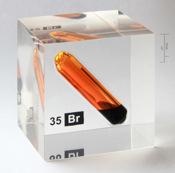 Soubor:Bromine vial in acrylic cube.jpg