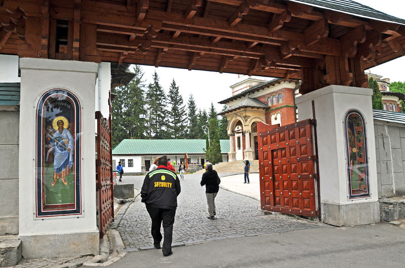 Soubor:Romania-1468 - Entrance to the Monastery-DJFlickr.jpg