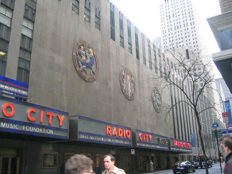 Soubor:Radio City Music Hall ext 2003.jpg