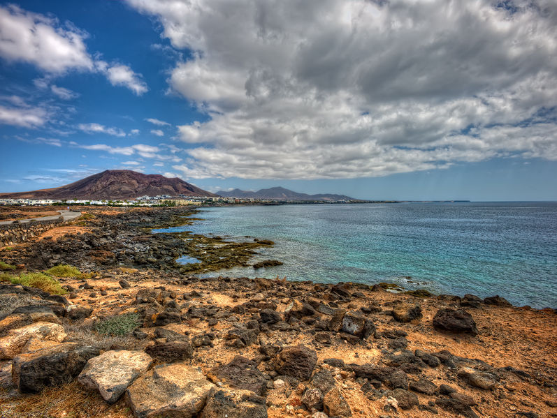 Soubor:Playa Blanca, Lanzarote, Vertorama HDR.jpg