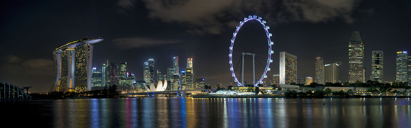 Soubor:Singapore skyline viewed from Gardens by the Bay East - 20120426-02.jpg