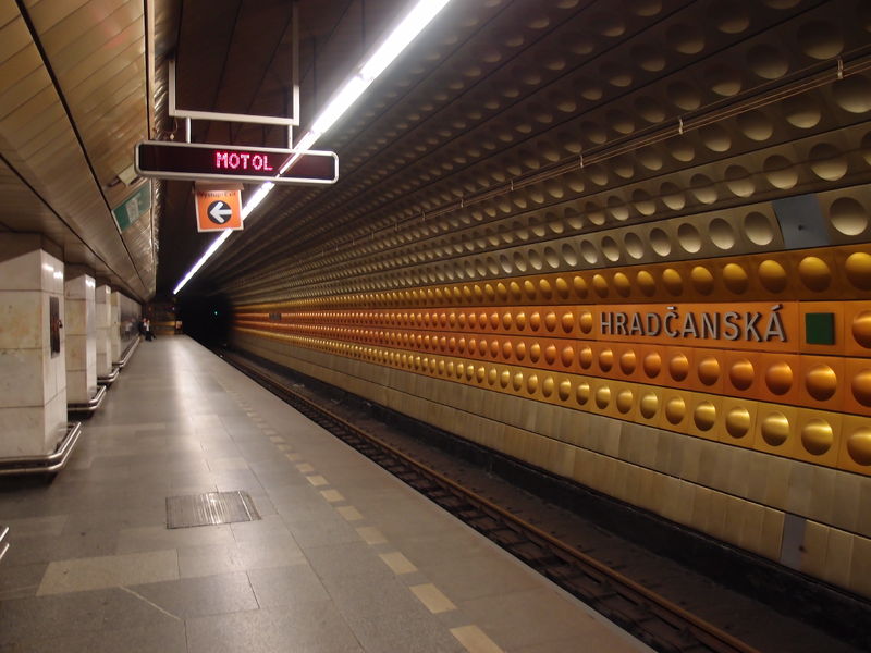 Soubor:Hradcanska metro station 2018Z04.JPG