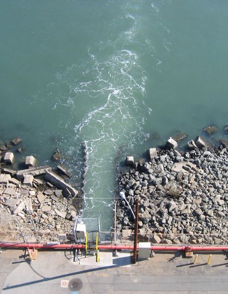 Soubor:Potrero Generating Station Outflow.jpg