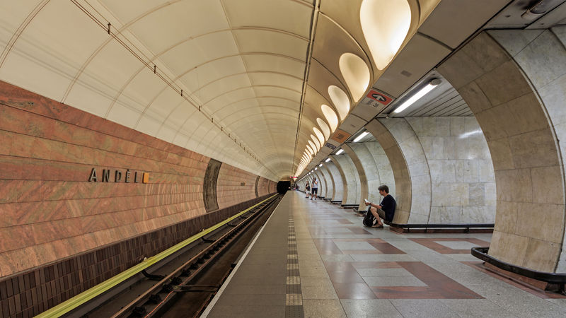 Soubor:Prague 07-2016 Metro img6 LineB Andel.jpg