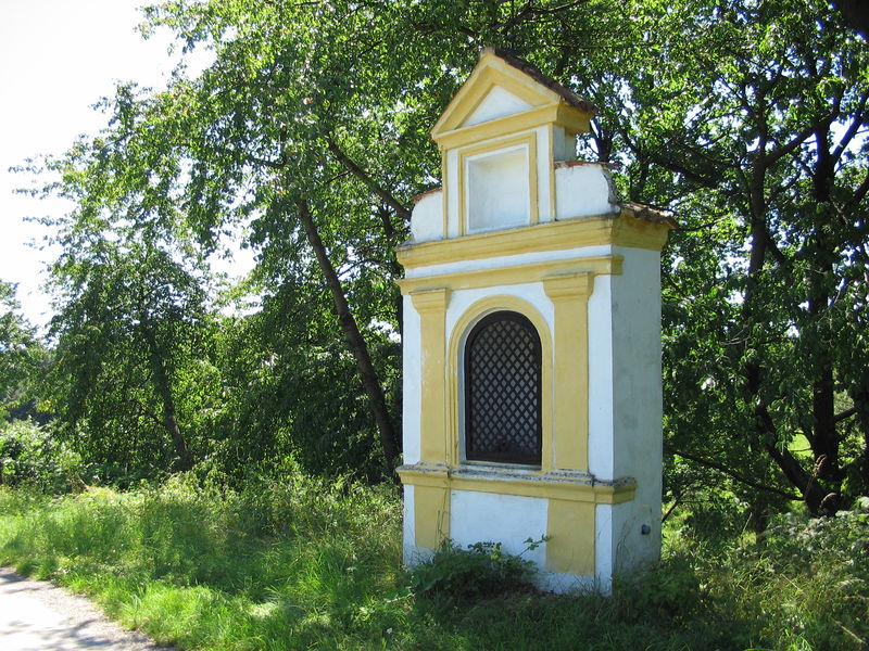 Soubor:Němčice-výklenková kaple.jpg
