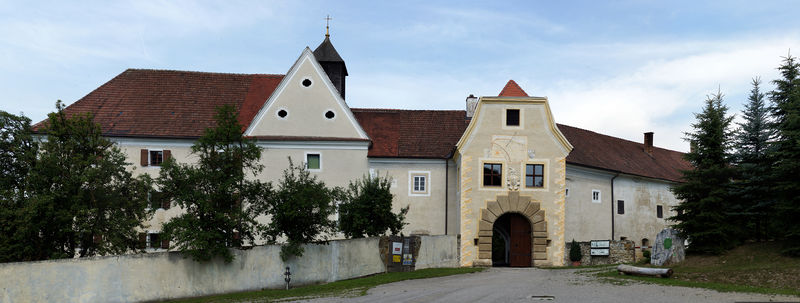 Soubor:Schloss Kreisbach von Osten.jpg