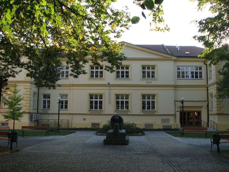 Soubor:Faculty of Science - Courtyard 1 - MU Brno.JPG