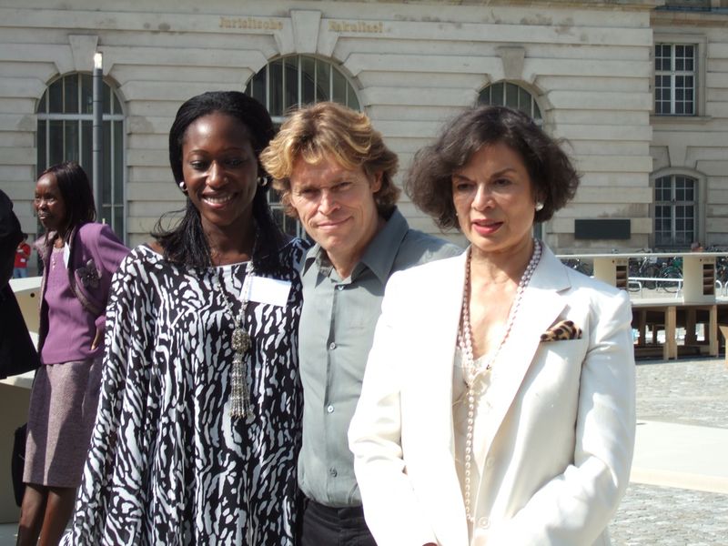 Soubor:Hafsat Abiola, William Dafoe & Bianca Jagger in Berlin Sept 2006.jpg