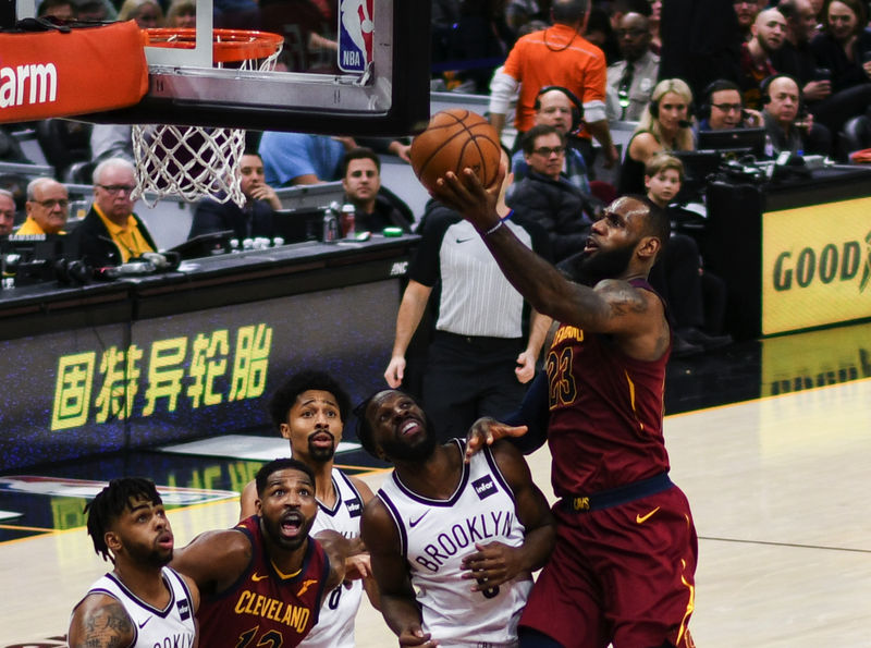 Soubor:LeBron James Layup (Cleveland vs Brooklyn 2018).jpg